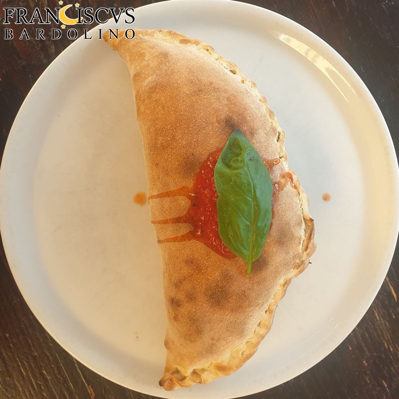 Calzone (Tomato, mozzarella, cottage, ham, mushrooms)